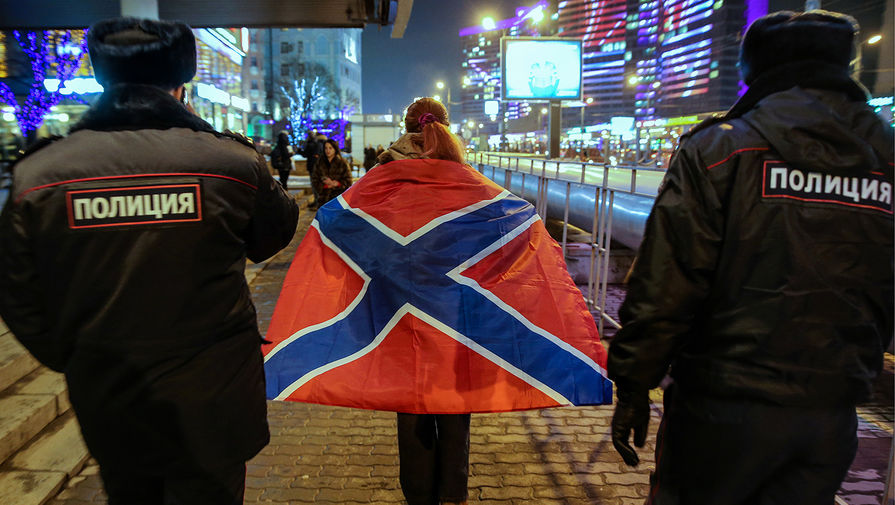 отрудники правоохранительных органов и участница движения «Антимайдан» у кинотеатра «Каро 11 Октябрь» во время акции против показа фильма «8 лучших свиданий» с участием украинского актера Владимира Зеленского