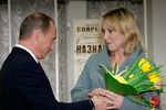 Президент РФ Владимир Путин и актриса Елена Яковлева во время награждения государственными наградами в театре «Современник», 2006 год