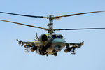 Вертолет Ка-52 «Аллигатор» во время боевой операции в окрестностях освобожденного от боевиков города Эль-Карьятейн