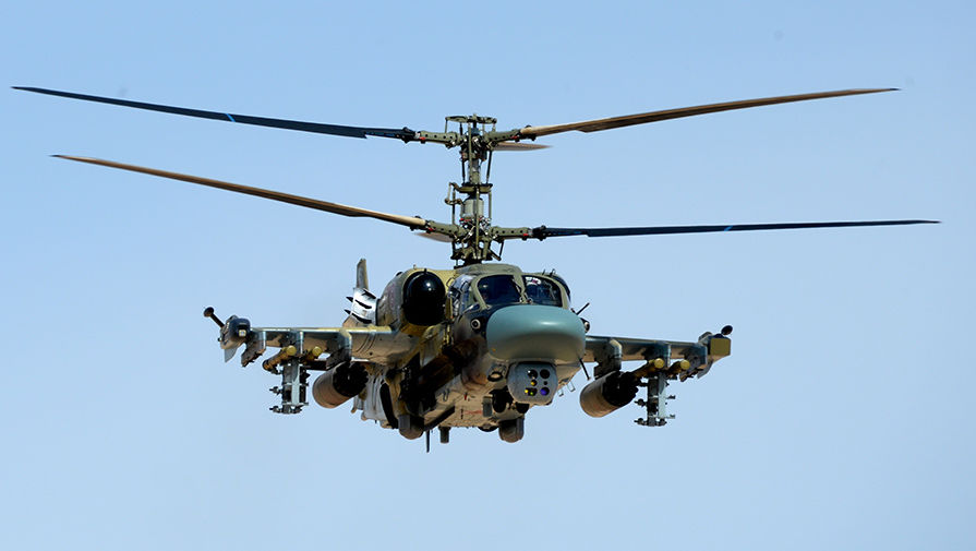 Вертолет Ка-52 «Аллигатор» во время боевой операции в окрестностях освобожденного от боевиков города Эль-Карьятейн