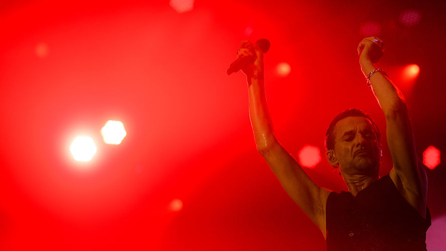 Вокалист Depeche Mode Дэйв Гaан во время концерта в Москве, 15 июля 2017 года