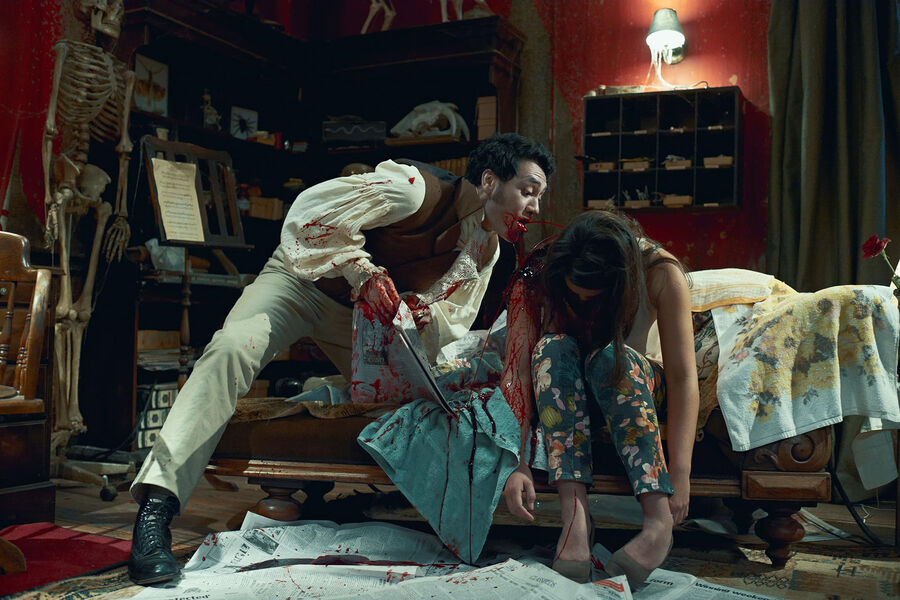 <b>&laquo;Реальные упыри&raquo; (2014)</b>
<br><br>
И без&nbsp;того милейшую импровизационную сказку (для взрослых) о&nbsp;соседях-кровопийцах, пытающихся выжить в&nbsp;современном мире с&nbsp;этими вашими арендаторами и ночными клубами, делал совсем уже обезоруживающей тот факт, что своего персонажа Вайтити списал с&nbsp;собственной матери.