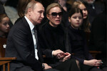 Президент РФ Владимир Путин и Марина Зудина с дочерью Марией во время церемонии прощания с актером и режиссером Олегом Табаковым в МХТ имени А. П.Чехова, 2018 год