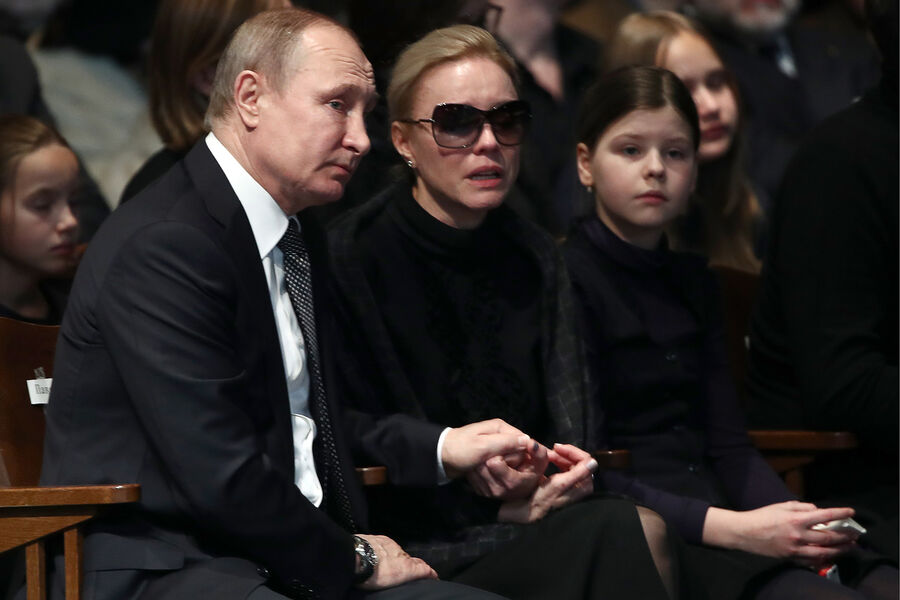 Президент РФ Владимир Путин и Марина Зудина с&nbsp;дочерью Марией во время церемонии прощания с&nbsp;актером и режиссером Олегом Табаковым в&nbsp;МХТ имени А. П.Чехова, 2018&nbsp;год