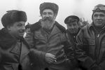 Герои Советского Союза, участники первой в мире воздушной экспедиции на Северный полюс «СП-1». Начальник экспедиции Иван Дмитриевич Папанин, член-корреспондент АН СССР Отто Юльевич Шмидт, летчик Михаил Васильевич Водопьянов, 21 мая 1937 года