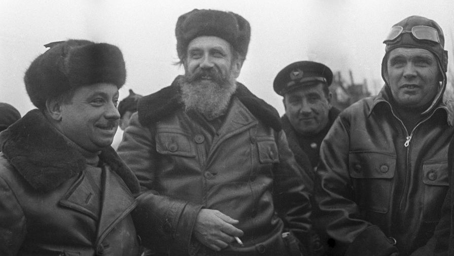 Герои Советского Союза, участники первой в мире воздушной экспедиции на Северный полюс «СП-1». Начальник экспедиции Иван Дмитриевич Папанин, член-корреспондент АН СССР Отто Юльевич Шмидт, летчик Михаил Васильевич Водопьянов, 21 мая 1937 года