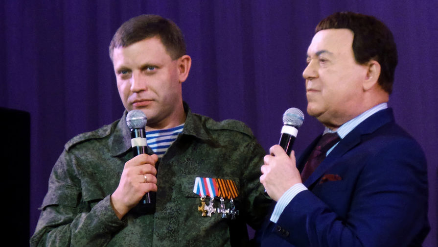 Премьер-министр самопровозглашенной Донецкой народной республики Александр Захарченко и певец Иосиф Кобзон на&nbsp;сцене донецкого Оперного театра в&nbsp;сопровождении Академического ансамбля песни и пляски МВД России, октябрь 2014 года