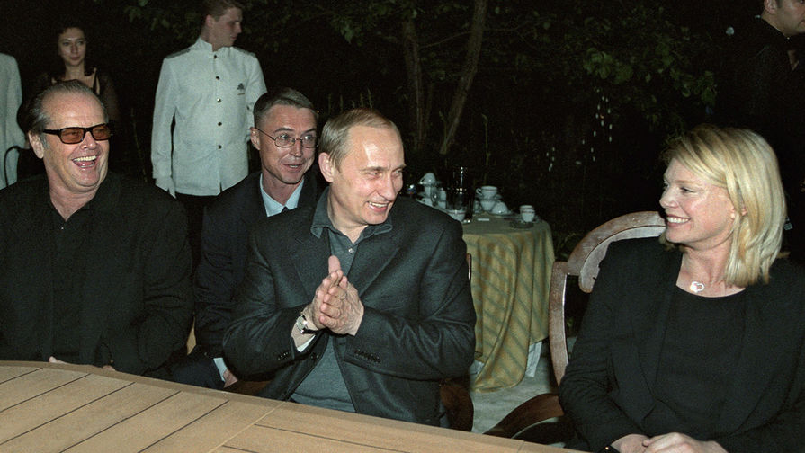 Президент России Владимир Путин в загородном доме Никиты Михалкова с участниками и гостями Московского международного кинофестиваля. На снимке: Владимир Путин и Джек Николсон (слева) и Пета Уилсон (справа) во время встречи, 2001 год