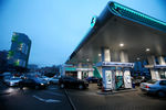 Автомобили стоят в очереди на АЗС в Киеве, 24 февраля 2022 года