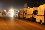 Автомобили пожарной службы МЧС России и скорой медицинской помощи неподалеку от места падения сверхзвукового истребителя-бомбардировщика Су-34 в Ейске, 17 октября 2022 года 
