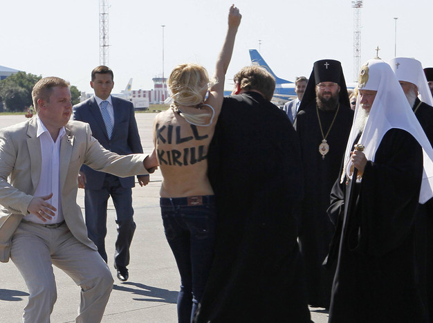 На&nbsp;спине Ждановой черной краской был выведен лозунг «Kill Kirill» (Убей Кирилла). 