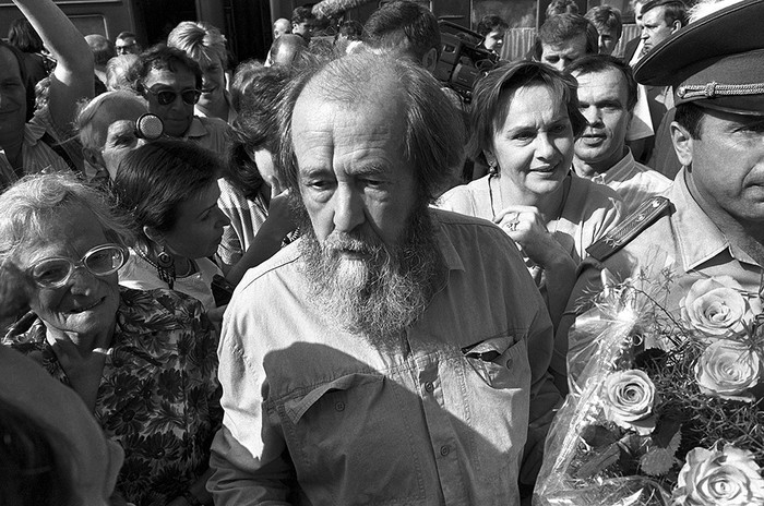 Триумфальное возвращение Солженицына в Россию после десятилетий изгнания