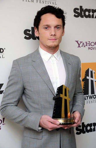 Антон Ельчин за кулисами Annual Hollywood Film Awards Gala, 2011 год