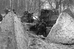 Бойцы разбирают противотанковые препятствия в укрепленном районе за городом Териоки. Первый город, занятый Советским союзом во время советско-финской войны 1939-1940 года. Здесь 1 декабря 1939 года была создана Финляндская Демократическая Республика (марионеточное государство), 1939 год
