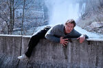 <b>«Беглец» (1993) </b>
<br><br>
Второй фильм из той самой неофициальной трилогии Форда про врачей и их жен. Актер исполнил роль успешного хирурга, ложно обвиненного в убийстве своей супруги. Желая доказать свою невиновность, он сбегает из тюрьмы и начинает опасную гонку со временем и спецслужбами в лице своего главного оппонента — непроницаемого маршала Сэмюэла Джерарда, сыгранного Томми Ли Джонсом.
