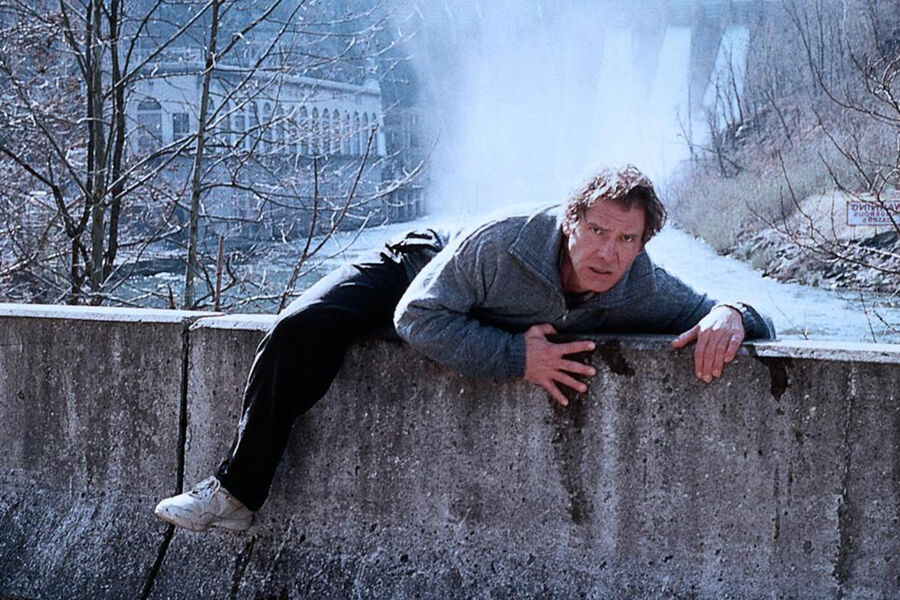 <b>«Беглец» (1993) </b>
<br><br>
Второй фильм из&nbsp;той самой неофициальной трилогии Форда про&nbsp;врачей и их жен. Актер исполнил роль успешного хирурга, ложно обвиненного в&nbsp;убийстве своей супруги. Желая доказать свою невиновность, он сбегает из&nbsp;тюрьмы и начинает опасную гонку со временем и спецслужбами в&nbsp;лице своего главного оппонента &mdash; непроницаемого маршала Сэмюэла Джерарда, сыгранного Томми Ли Джонсом.
