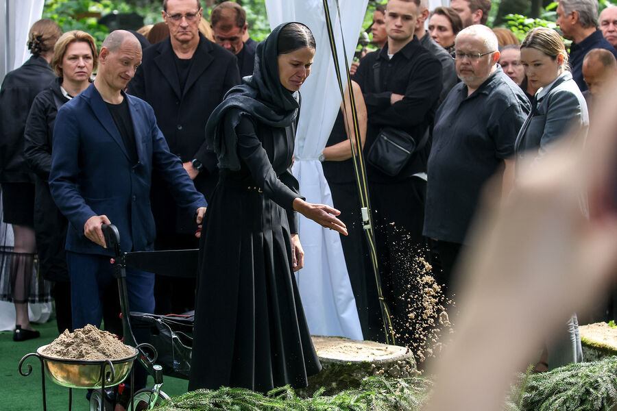 Полина Корнеева (Копылова) на&nbsp;церемонии захоронения бывшего министра транспорта РФ Романа Старовойта на&nbsp;Смоленском кладбище в&nbsp;Санкт-Петербурге, 11&nbsp;июля 2025&nbsp;года 