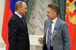 Президент России Владимир Путин и поэт Андрей Дементьев во время церемонии вручения государственных наград в Кремле, 2013 год