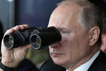 Президент России Владимир Путин на полигоне «Донгуз», где проходит основной этап стратегического командно-штабного учения «Центр-2019», 19 сентября 2019 года