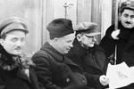 1-й секретарь Московского горкома и обкома ВКП(б) Никита Сергеевич Хрущев (второй слева) и член ЦИК СССР Лаврентий Павлович Берия (второй справа) едут в вагоне Московского метрополитена в день его пуска, мая 1935 года