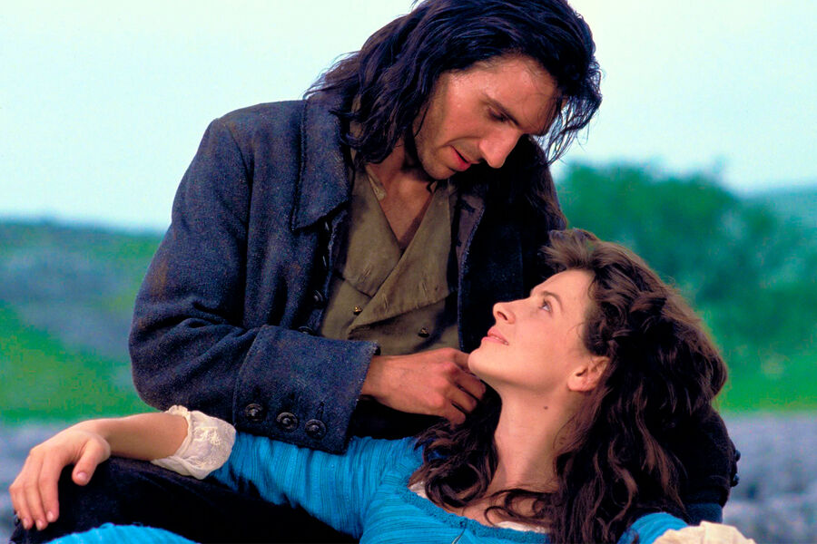 Рэйф Файнс и Жюльет Бинош в&nbsp;кадре из&nbsp;фильма &laquo;Грозовой перевал&raquo; (1992)