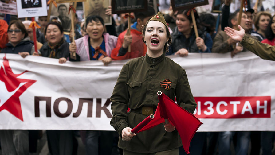 Участники шествия «Бессмертный полк» в честь 71-й годовщины Победы в Великой Отечественной войне 1941-1945 годов в Бишкеке