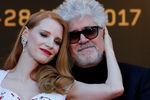 Педро Альмодовар и американская актриса Джессика Честейн на 70-м кинофестивале в Каннах, 2017 год