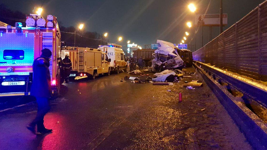 Последствия аварии с&nbsp;участием самосвала и военных автобусов на&nbsp;28-м километре Новорижского шоссе в&nbsp;Подмосковье, 11&nbsp;января 2021&nbsp;года