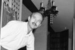 Майкл Коллинз гладит свою собаку после возвращения домой, 10 августа 1969 года