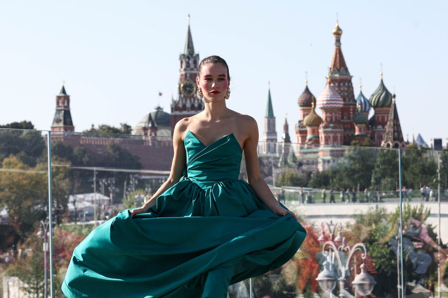 Модель во время показа бренда Noir Collective в&nbsp;рамках Московской недели моды на&nbsp;территории парка &laquo;Зарядье&raquo;, 30&nbsp;августа 2025&nbsp;года