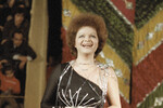 Певица Лариса Долина во время выступления, 1982 год 