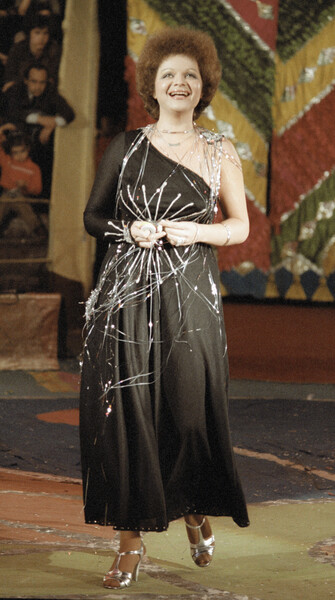Певица Лариса Долина во время выступления, 1982&nbsp;год 