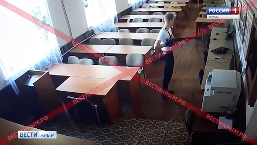 Нападение на колледж в Керчи. Скриншот видео с камер наблюдения.