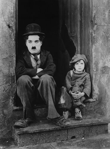 Чарли Чаплин и Джеки Куган в&nbsp;фильме «Малыш» (1921) 