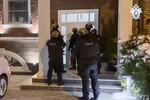 Сотрудники правоохранительных органов во время обыска в доме семьи блогеров Чекалиных, 7 марта 2023 года