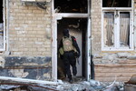 Боец ЧВК «Вагнер» в подъезде дома, поврежденного в результате обстрела, 24 марта 2023 года