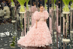 Лили-Роуз Депп во время показа коллекции Chanel Haute Couture Весна-лето 2017 в рамках Парижской недели моды