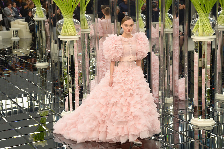 Лили-Роуз Депп во время показа коллекции Chanel Haute Couture Весна-лето 2017&nbsp;в&nbsp;рамках Парижской недели моды