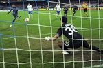 Гонсало Игуаин оформляет забивает свой второй мяч