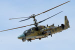 Вертолет Ка-52 «Аллигатор» во время боевой операции в окрестностях освобожденного от боевиков города Эль-Карьятейн