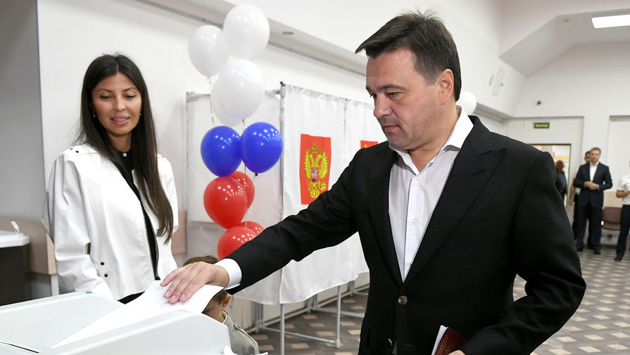Губернатор Московской области Андрей Воробьев и его жена Екатерина Багдасарова во время голосования на&nbsp;выборах губернатора на&nbsp;одном из&nbsp;избирательных участков в&nbsp;Барвихе.