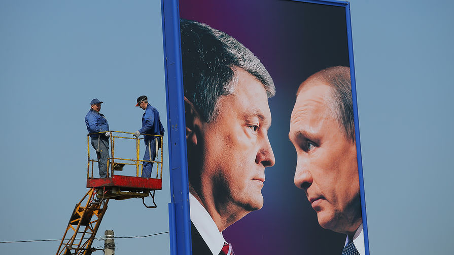 Агитационный плакат с изображением президента Украины Петра Порошенко и президента России Владимира Путина на одной из улиц в Киеве, 10 апреля 2019 года