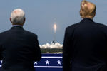 Вице-президент США Майк Пенс и президент США Дональд Трамп во время запуска космического корабля Crew Dragon на стартовой площадке на мысе Канаверал, штат Флорида, США, 30 мая 2020 года