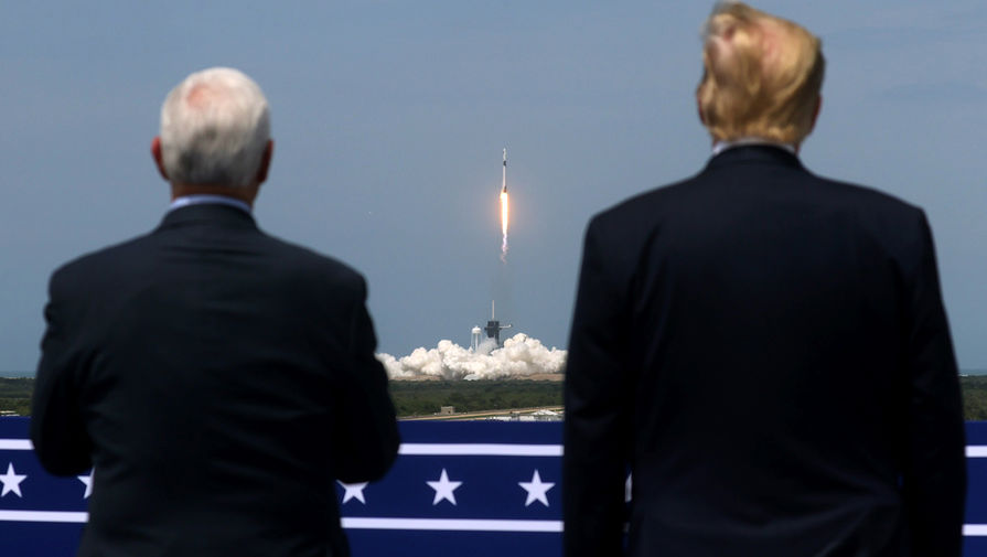 Вице-президент США Майк Пенс и президент США Дональд Трамп во время запуска космического корабля Crew Dragon на стартовой площадке на мысе Канаверал, штат Флорида, США, 30 мая 2020 года