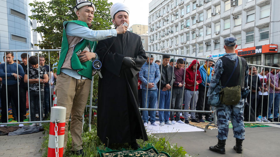 Мусульмане во время совершения намаза у&nbsp;Московской Соборной мечети в&nbsp;день праздника жертвоприношения Курбан-байрам, 31 июля 2020 года
