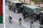 Сотрудники силовых структур во время акции протеста в Минске, 25 октября 2020 года