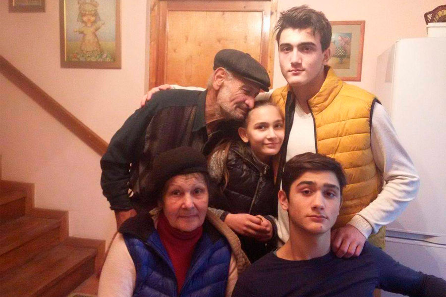Арман Арутюнян с&nbsp;братом и сестрой в&nbsp;гостях у&nbsp;дедушки с&nbsp;бабушкой
