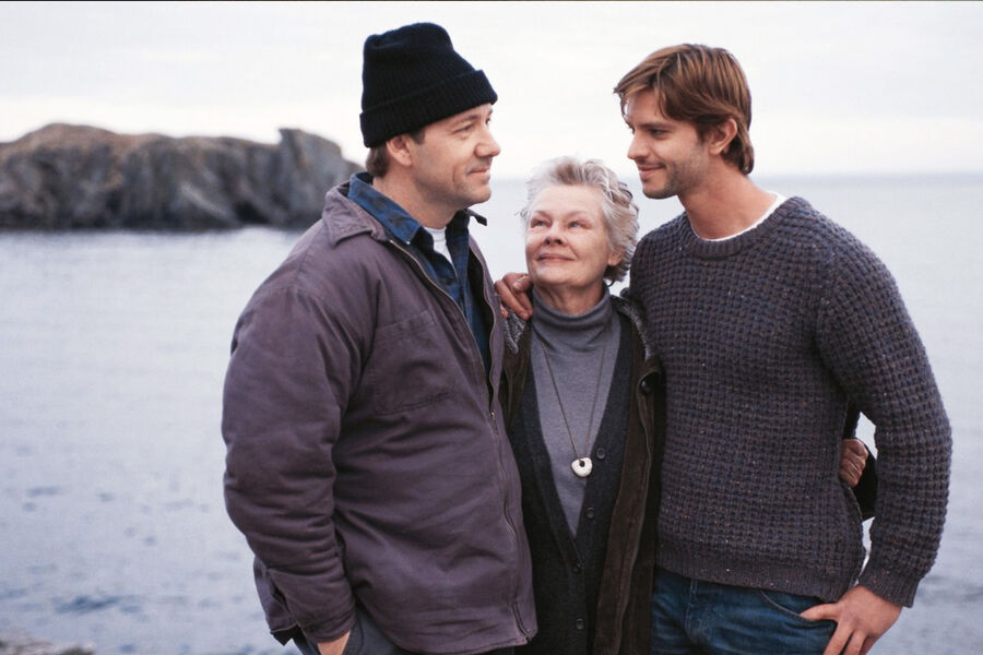 <b>«Корабельные новости», Лассе Халльстрем (2001)</b>
<br><br>
Основой сюжета ленты послужил одноименный роман Энни Пру, удостоенный Пулитцеровской премии. Герой Спейси &mdash; журналист-неудачник Койл, который теряет жену и отправляется на&nbsp;родину отца, чтобы начать новую жизнь. Картина принесла ему номинации на&nbsp;«Золотой глобус» и BAFTA.
