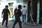 Вскоре прохожие, оказавшиеся в центре города, услышали грохот еще двух взрывов. Одна бомба сработала недалеко от оперного театра на аллее по улице Карла Маркса (в МВД Украины сообщили, что это произошло в 12.45 по местному времени). Еще одно взрывное устройство сработало рядом с парком Глобы – по данным милиции, в 13.00 по местному времени. Число раненых уточняется