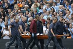 Серхио Агуэро покидает поле на носилках